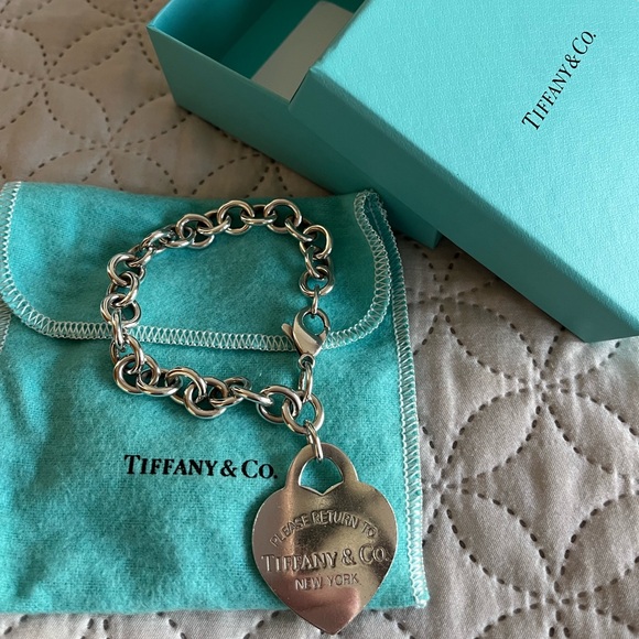 Tiffany & Co.
Extra Large Heart Tag Charm Link Bracelet. Vintage rare find. - Picture 2 of 3